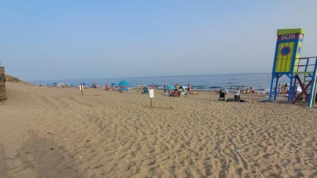 Vista de una de las playas de Marbella en cuyas aguas se ha detectado la bacteria fecal E. coli. | L.O.