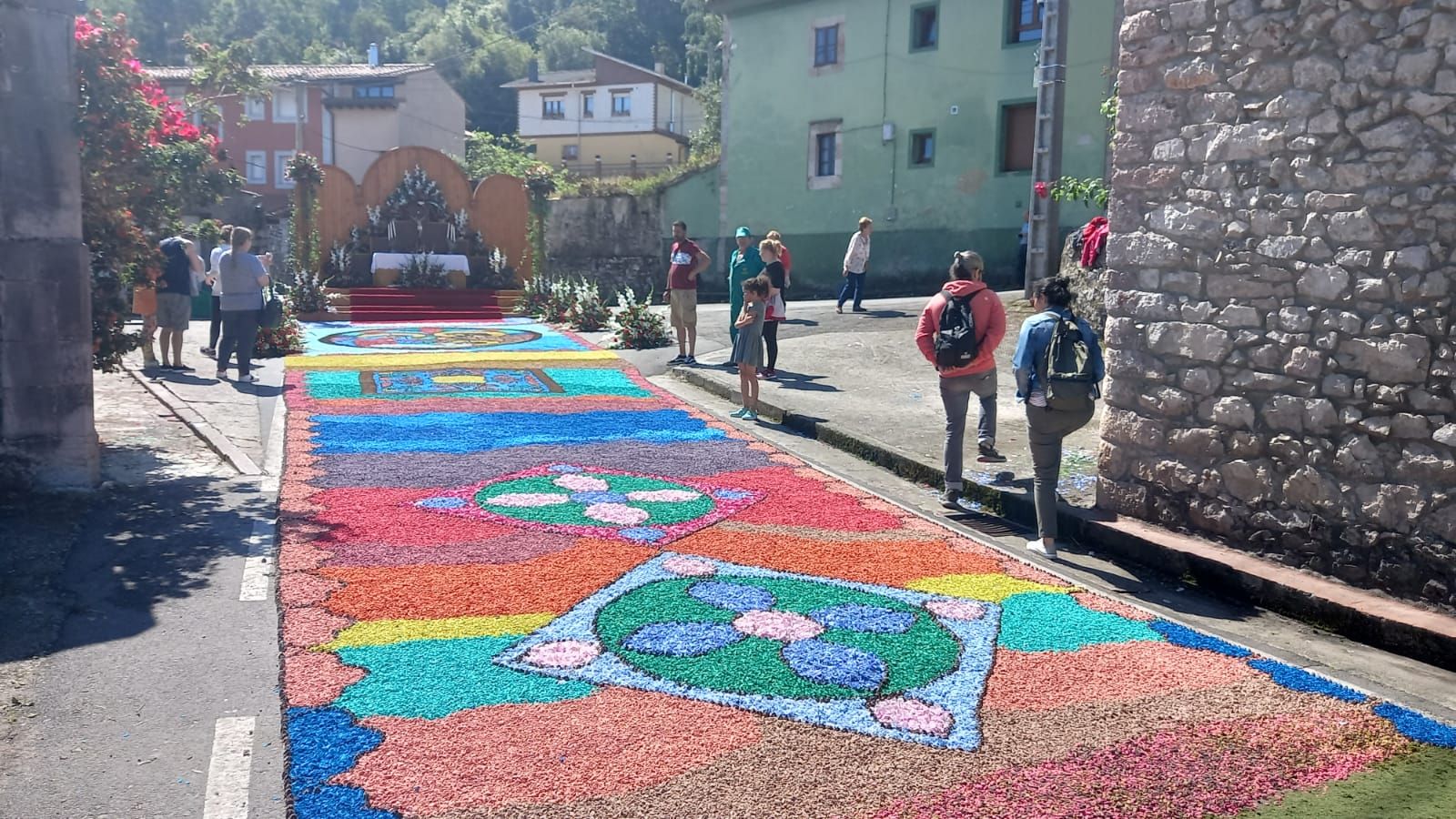 Cue se llena de color con sus alfombras florales