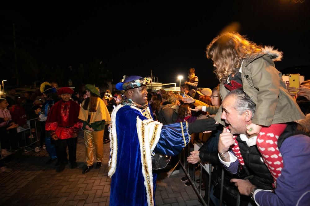 Los Reyes Magos, escoltados por pajes reales y bailarinas, reparten entre el público 800 kilos de caramelos y gominolas