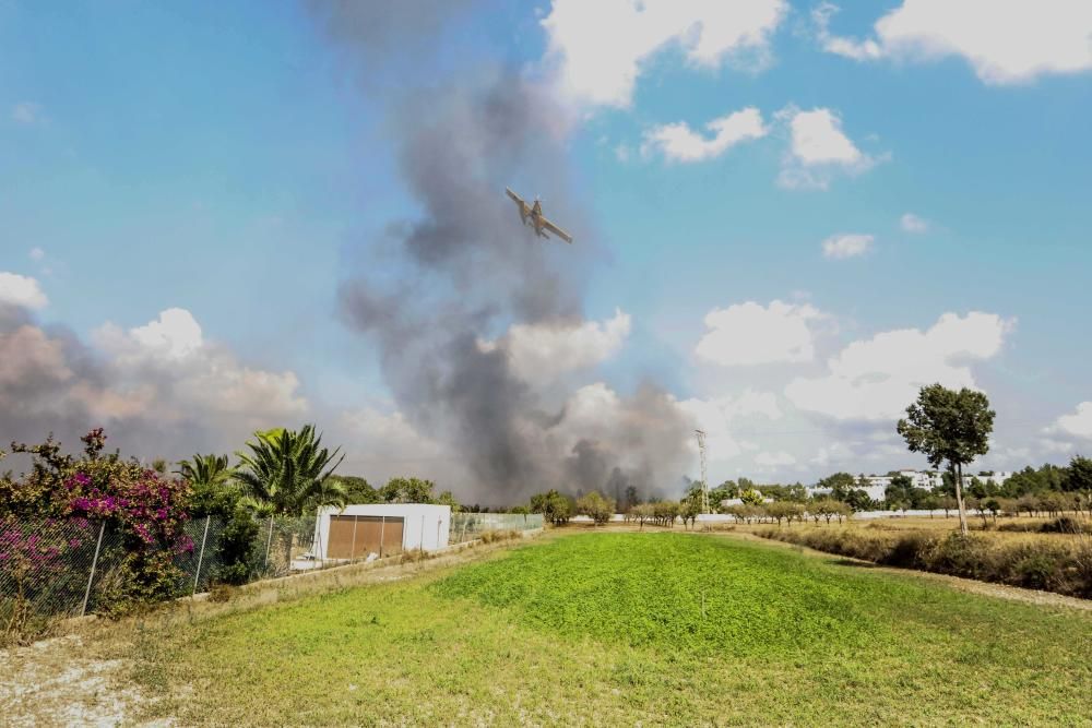 El fuego se originó en una solar lleno de residuos inflamables y donde llegaron a explotar dos bombonas de gas