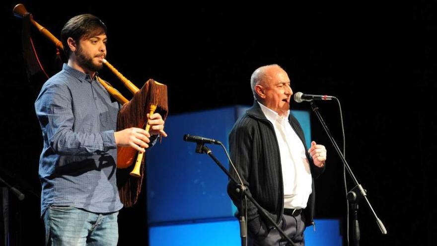 El gaitero Pablo Carrera acompaña la interpretación de Tino Arnizo en la gala de campeones.