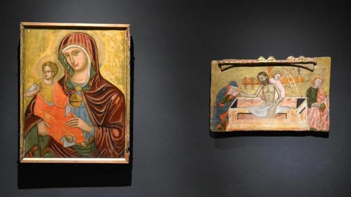 Icona de la Mare de Déu amb el Nen (esquerra) i Varó de Dolors amb les Arma Christi (dreta), obres exposades al Museu de Solsona
