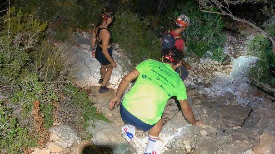 Los bomberos rescatan a dos senderistas sorprendidos la noche en Calpe
