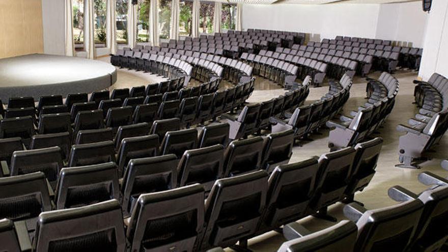 Complejo San Juan dispone del Salón de Congresos Alicante, con capacidad para más de 370 personas y dotado con la más avanzada tecnología.