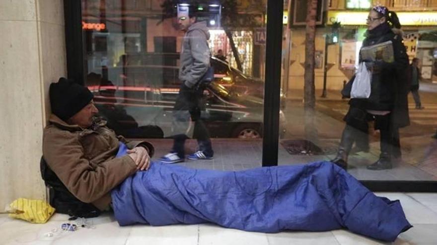 Imagen de archivo de una persona sin hogar preparada para pasar una noche en la calle.