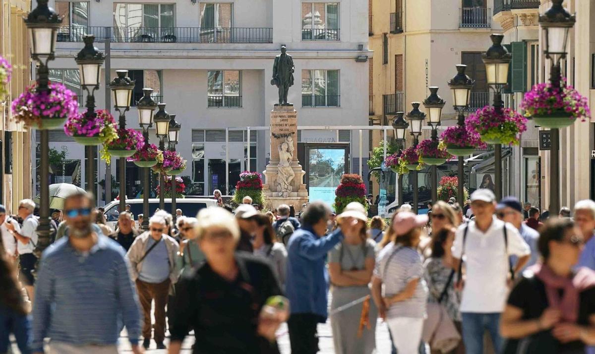 Viandantes por la calle Larios de Málaga. | ÁLEX ZEA