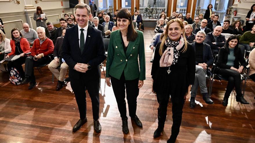 José Miñones, María González Veracruz y Carmela Silva (de izquierda a derecha) antes del inicio de la reunión en el Pazo Provincial.