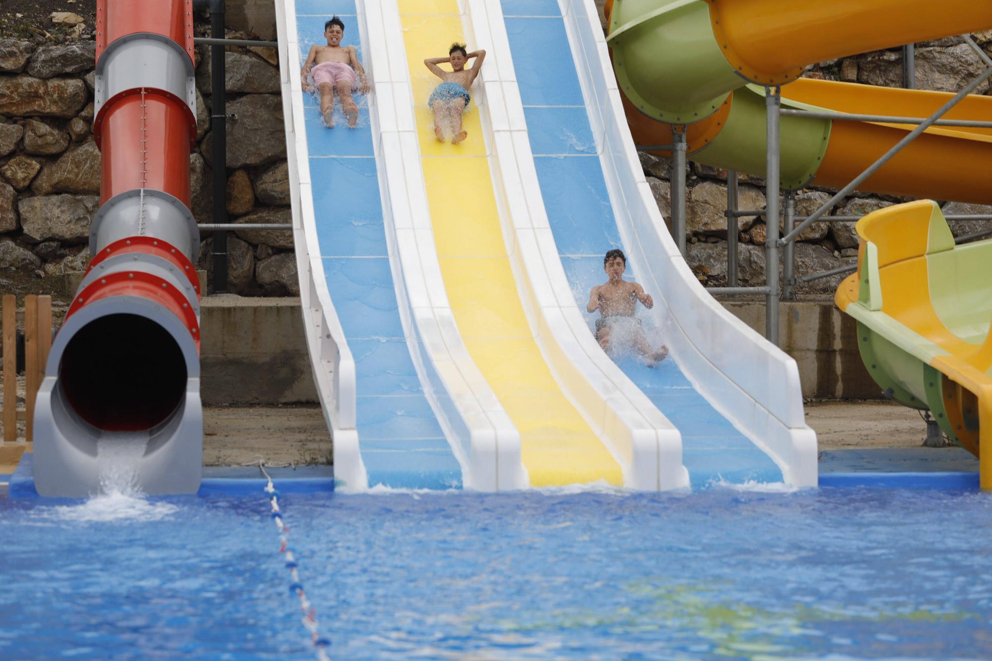 EN IMÁGENES: Estreno en Corvera del primer parque acuático de Asturias