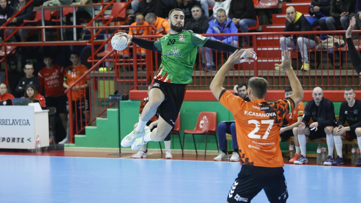 Adrián Nolasco en una acción en Torrelavega.