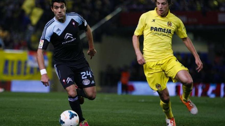 Augusto conduce la pelota durante el encuentro de ayer en El Madrigal. // LOF