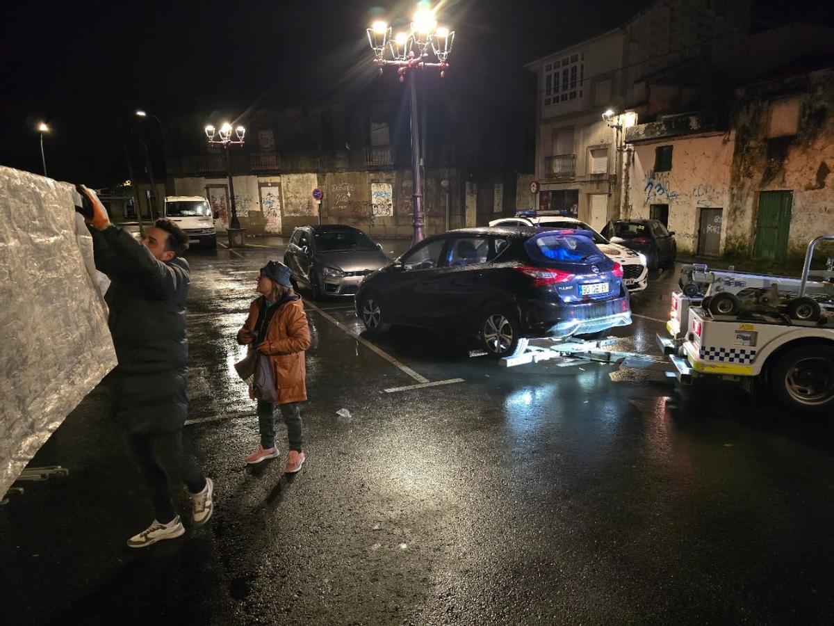 Retirada de vehículos en la zona del mercado ambulante de Vilagarcía durante el montaje de los puestos. Retirada de vehículos en la zona del mercado ambulante de Vilagarcía durante el montaje de los puestos.