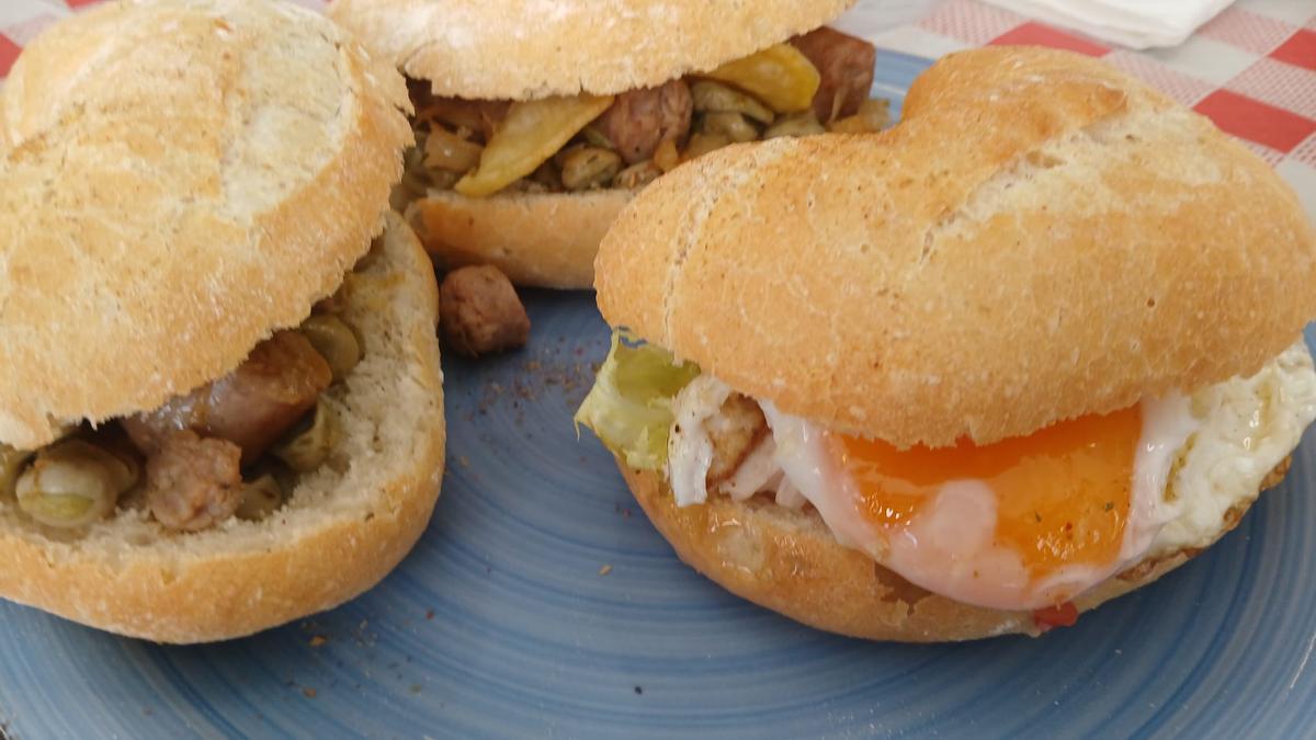 Tres bocadillos para el almuerzo con el tradicional, también, pà de pataqueta.