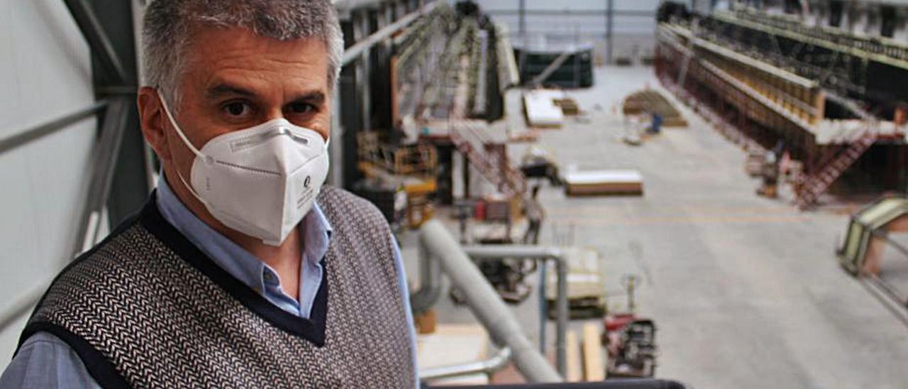 Antonio Pacheco, en la nave del muelle sur de Castropol. | T. Cascudo