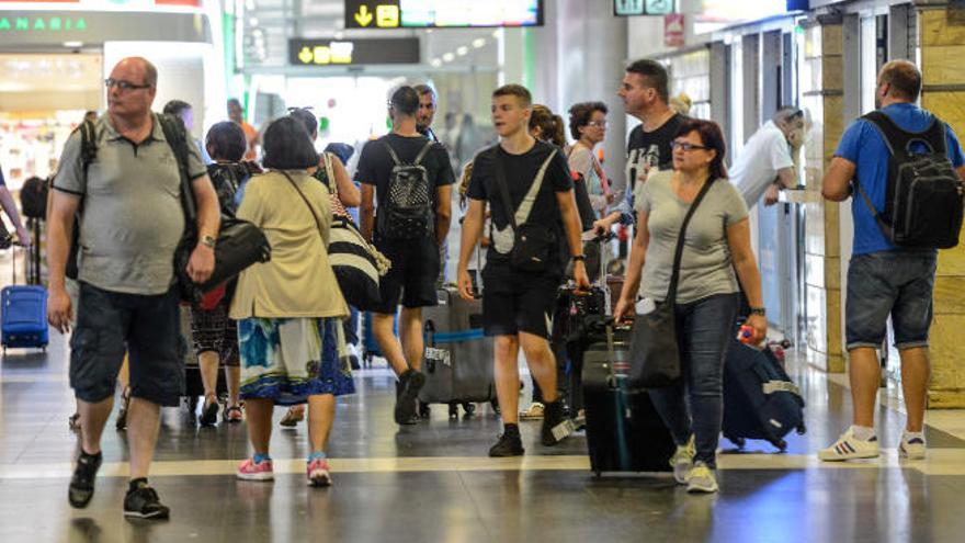 Imagen de archivo de pasajeros en el aeropuerto de Gando, en Gran Canaria.