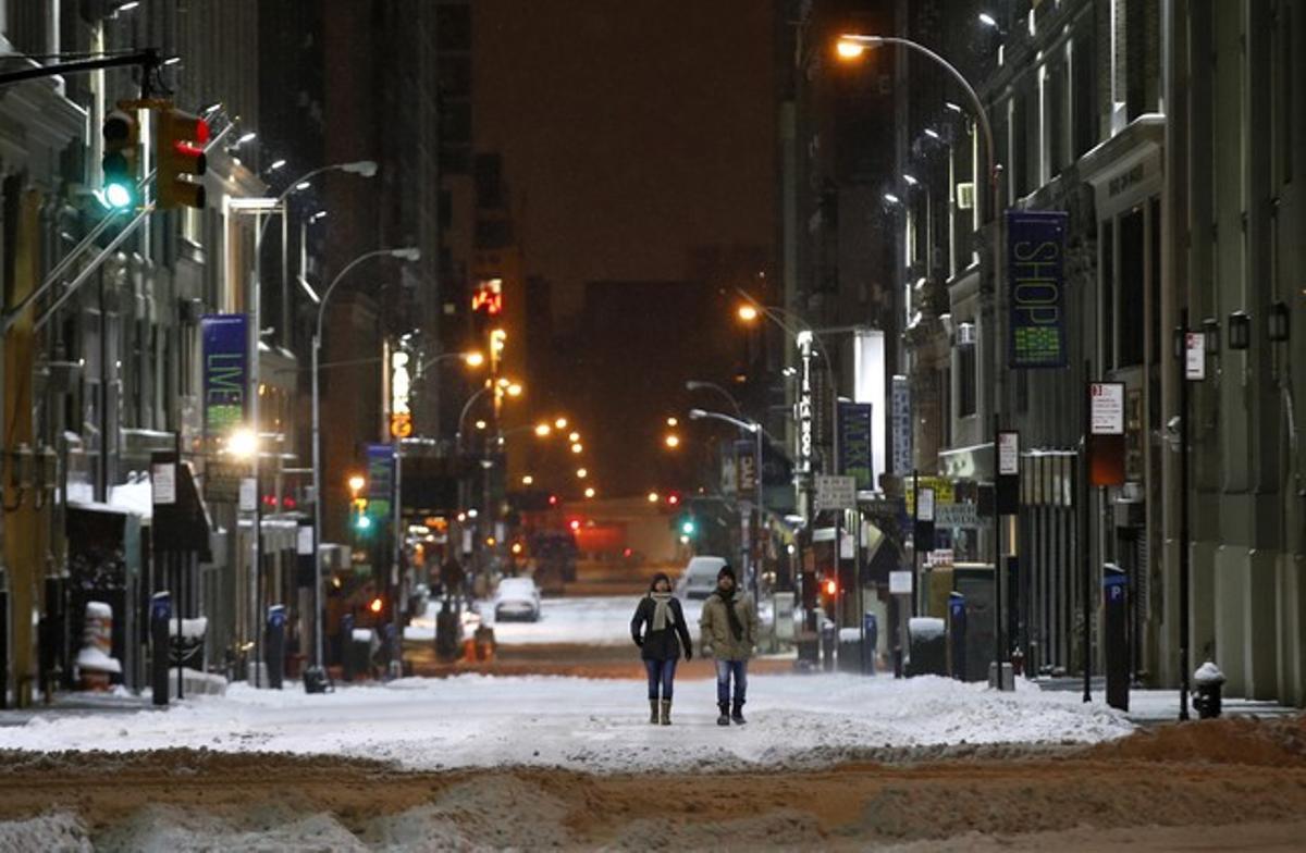 Un paseo bajo la nieve en Manhattan.