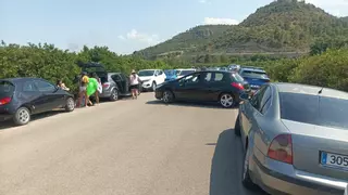 La avalancha de bañistas genera el caos con el acceso a Sumacàrcer colapsado