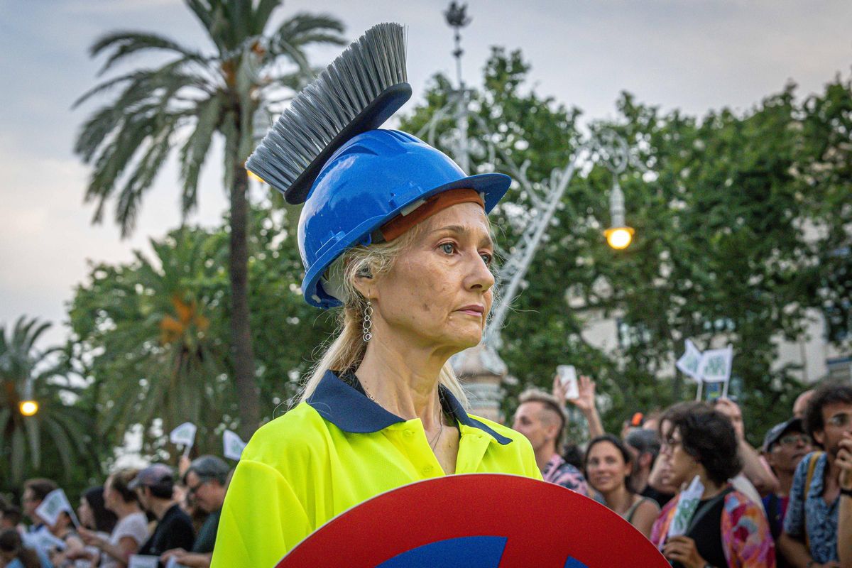 Marc Salicrú desata un espectáculo caótico con más de 300 personas en el Arc de Triomf