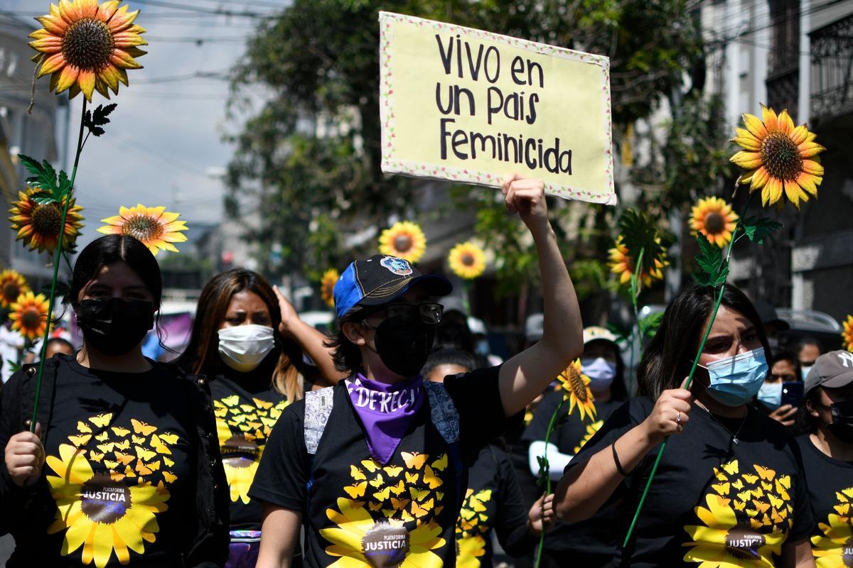 Las mujeres participan en una manifestación para exigir mayores derechos para las mujeres en la Ciudad de Guatemala.