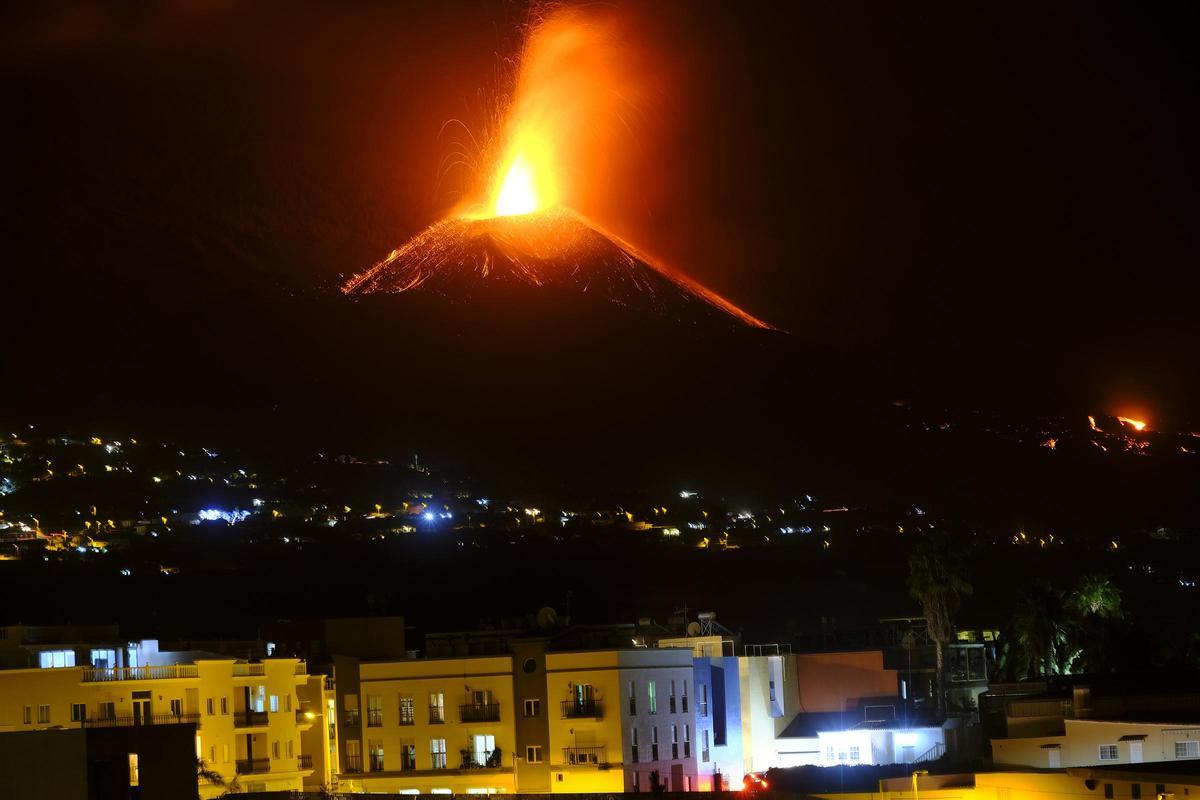 El volcán, en la noche de este domingo.