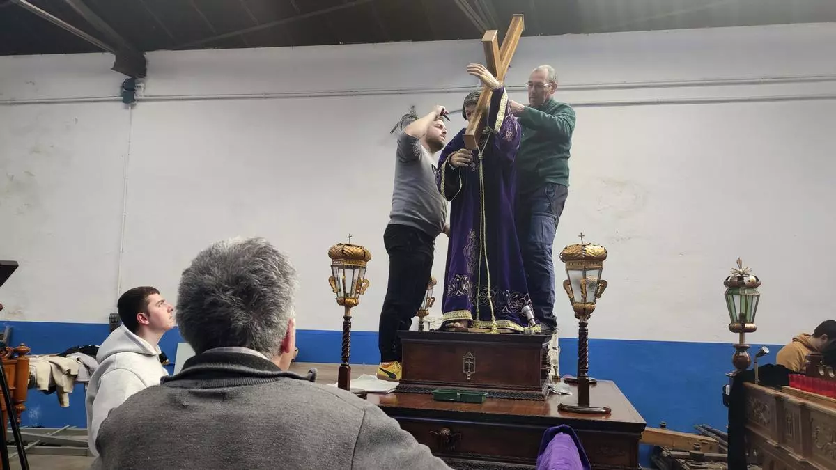 Intensa tarde de trabajo cofrade en Benavente antes de la salida de Jesús en la Borriquilla