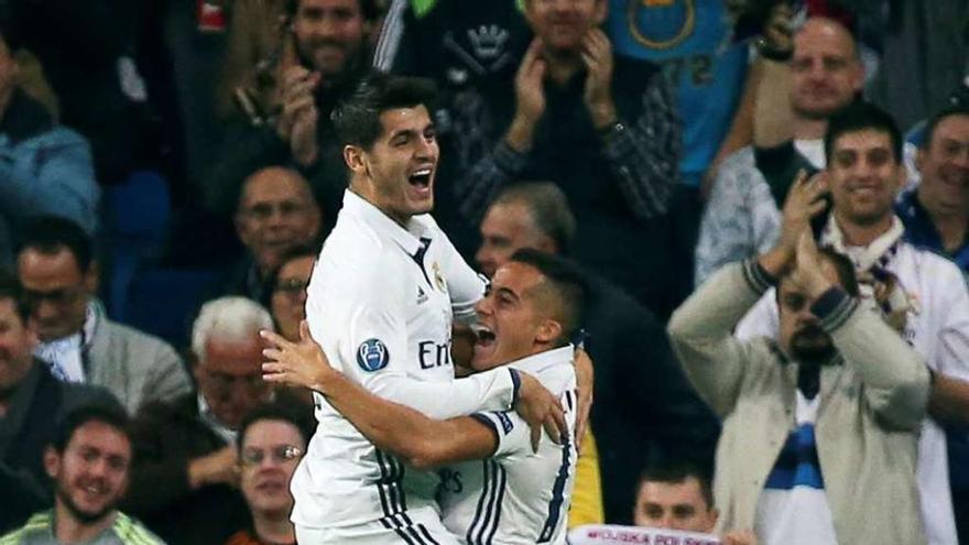 Lucas Vázquez y Morata festejan uno de los goles de ayer del Real Madrid en el Bernabéu. // Sergio Pérez