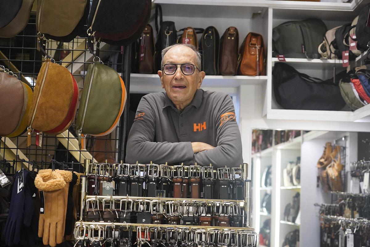 Carles Esteva Guillamet a l'interior de la botiga