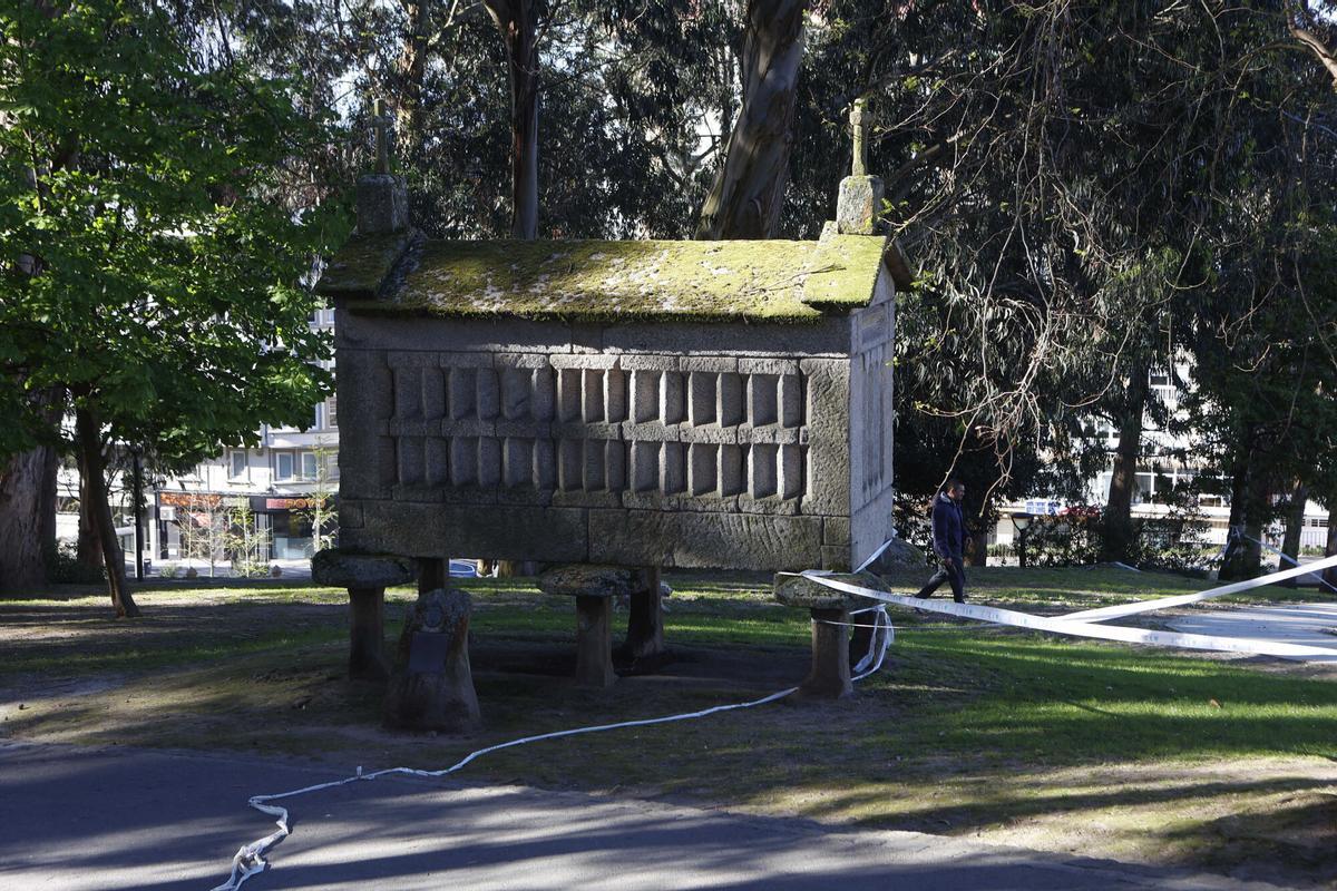 Hórreo de piedra en el parque de Santa Margarita