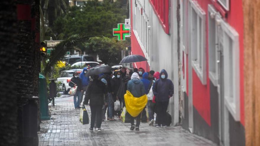 Personas haciendo cola en Cáritas