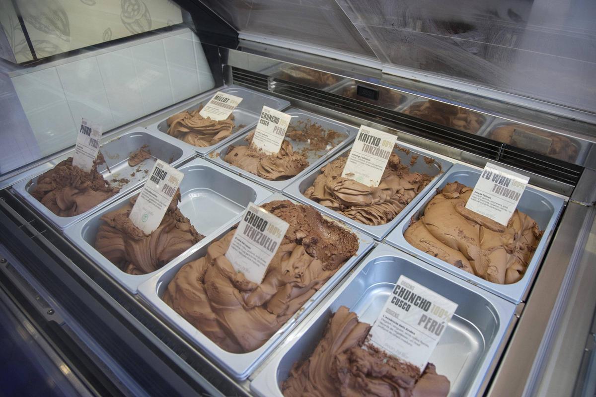 La vitrina amb gelats de xocolates d'arreu del món, a la gelateria Enxaneta de Calella de Palafrugell.