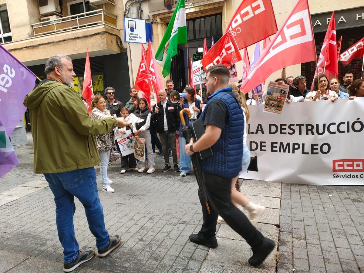 Concentración de CCOO frente al Zara Home de Córdoba, este lunes.