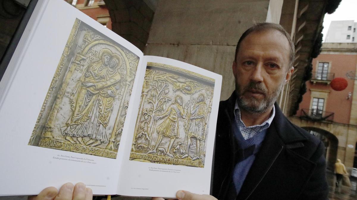 César García de Castro con su libro sobre el Arca Santa de Oviedo.