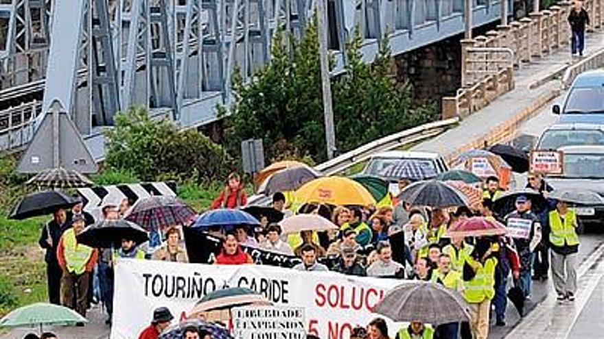 Vecinos de Pontesampaio protestan contra el trazado de la A-57.