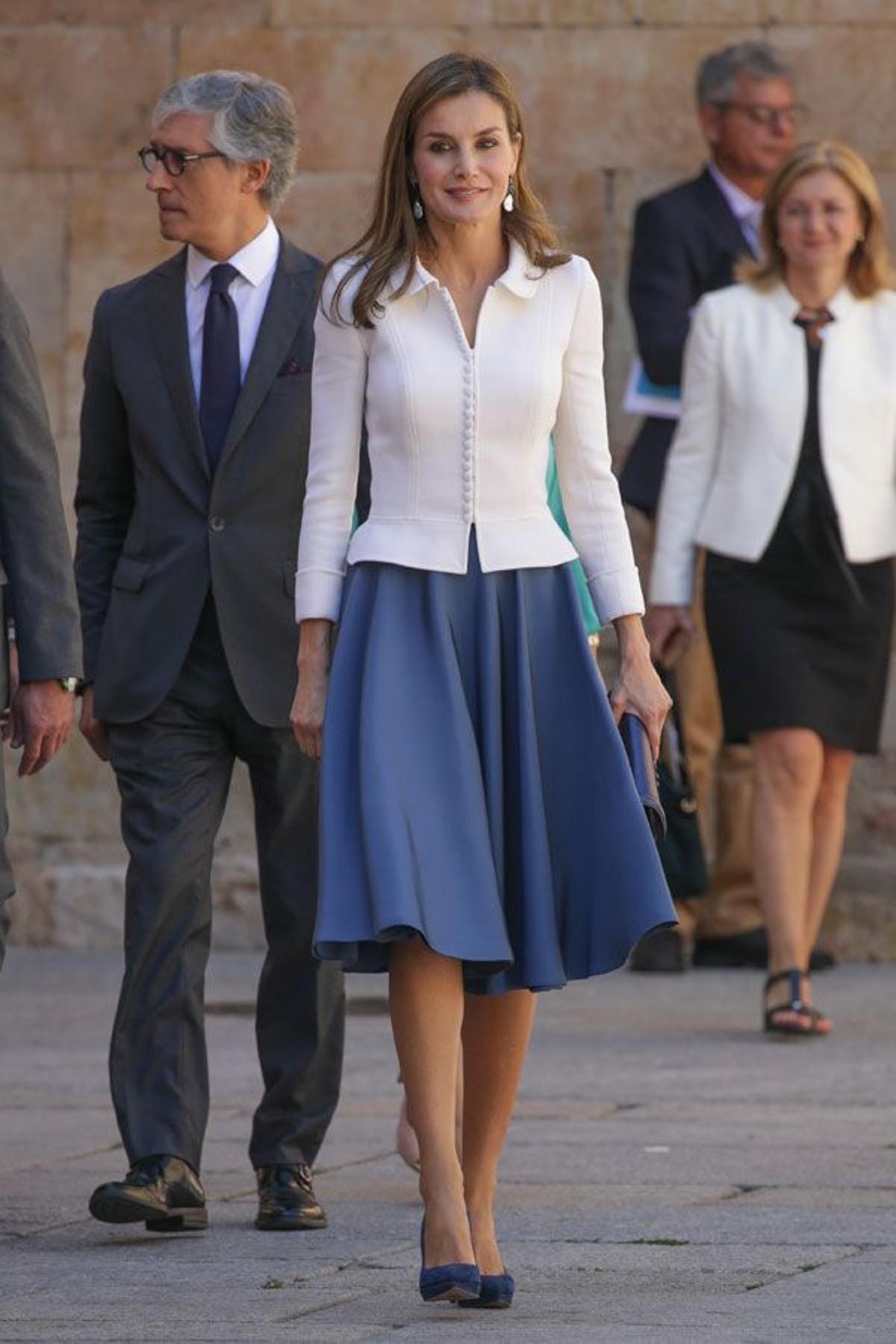 El look de Letizia Ortiz con conjunto blanco y azul de Felipe Varela