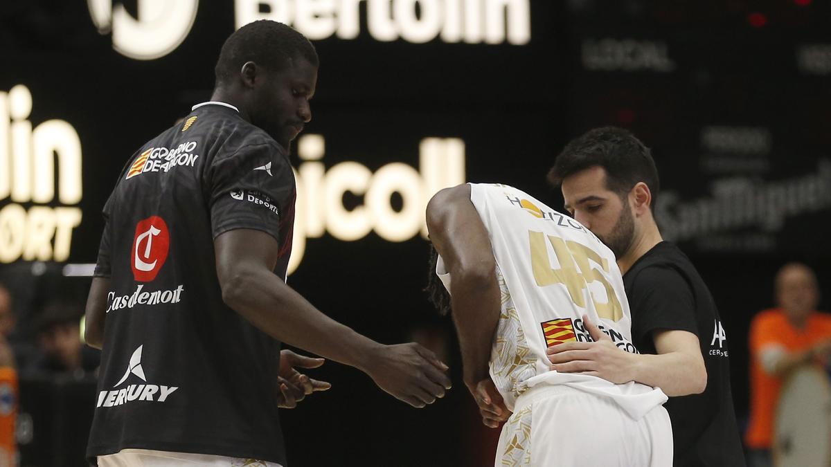 Sant-Roos se retira lesionado en Valencia.