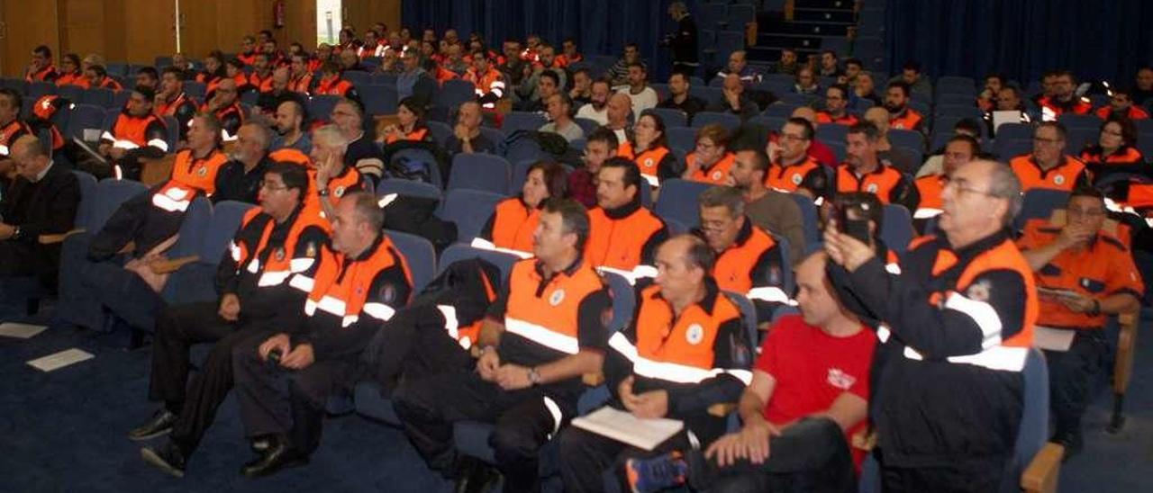 Doscientos efectivos de emergencia asistieron ayer en la Agasp al curso sobre drones. // Bernabé /Ana Agra