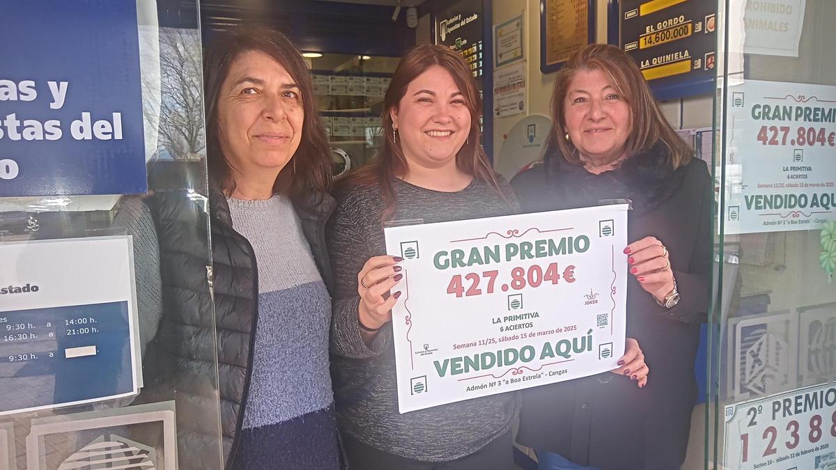 Loreto Ferrero, primera dcha, con dos empleadas de la administración en Cangas.