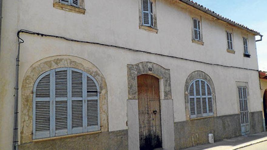 El convento de las monjas franciscanas está ubicado en el centro del pueblo.