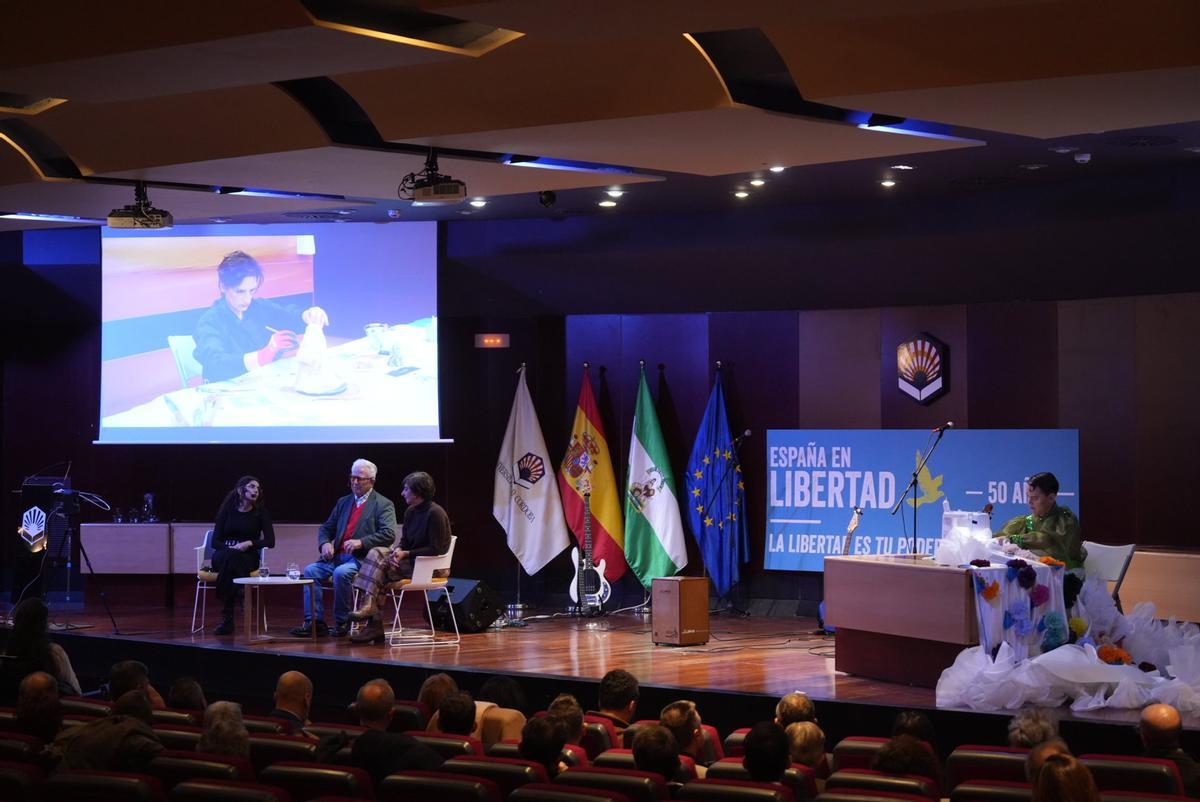 Alba Saenc y Antonio Deza debaten junto a María José Martínez mientras José Perea elabora su traje.