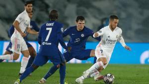 El madridista Eden Hazard (d) intenta desbordar durante el partido de ida ante el Chelsea.