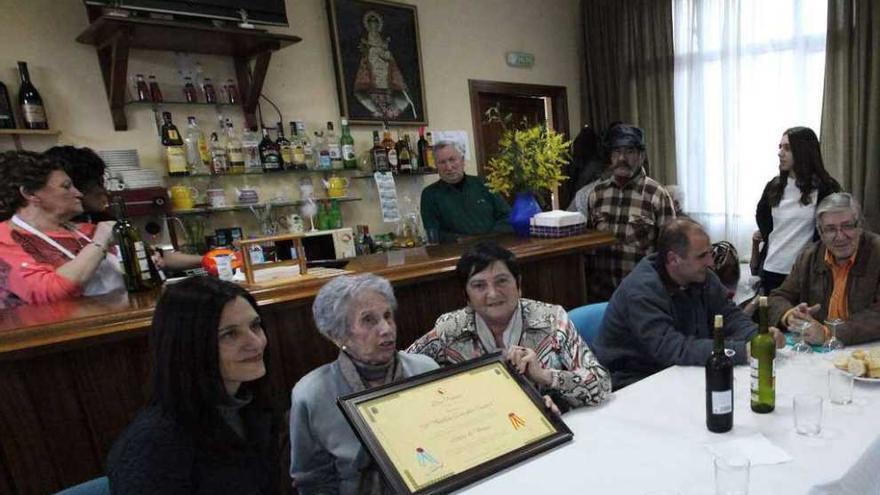 Yasmina Triguero y Matilde Piedad González &quot;Tila&quot;, ayer, junto a otros participantes en el homenaje.