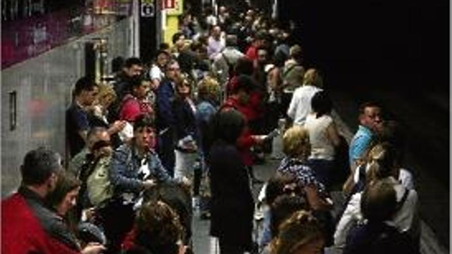 Usuaris de metro esperant a la parada de Sagrada Família.