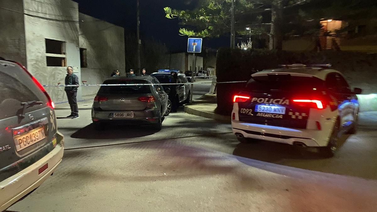 Vecinos y agentes de la Guardia Civil en la zona de Alquerías donde tenía lugar el crimen.