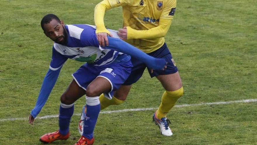 Dos jugadores pugnan por el balón durante el partido de ayer en A Lomba. // Alba Villar