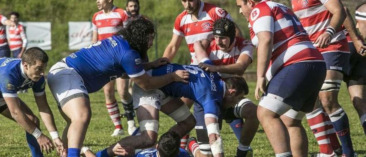 Una ruck favorable al Real Oviedo durante su partido ante el Universitario de Bilbao.