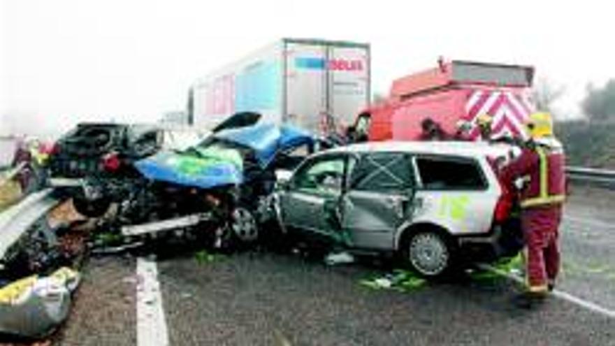 Un muerto y 12 heridos al chocar en cadena 18 vehículos en Lleida