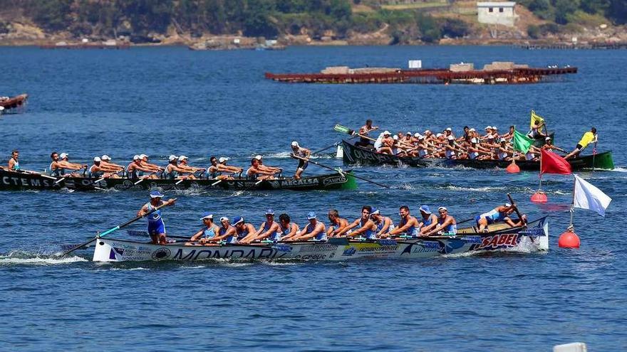 Las traineras, en una de las viradas de la bandera celebrada ayer en Chapela. // Marta G.Brea