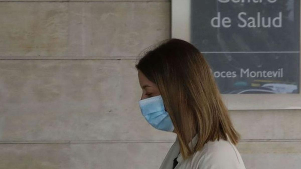 Una paciente accede al centro de salud de Roces-Montevil (Gijón). / M. León