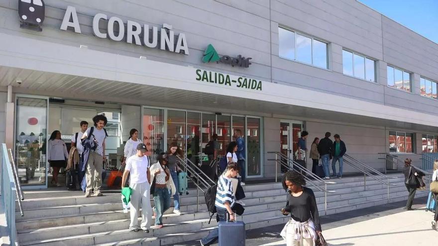 San Juan bloquea el tren gallego: sin plazas para viajar hacia A Coruña durante 10 horas ni volver antes del mediodía