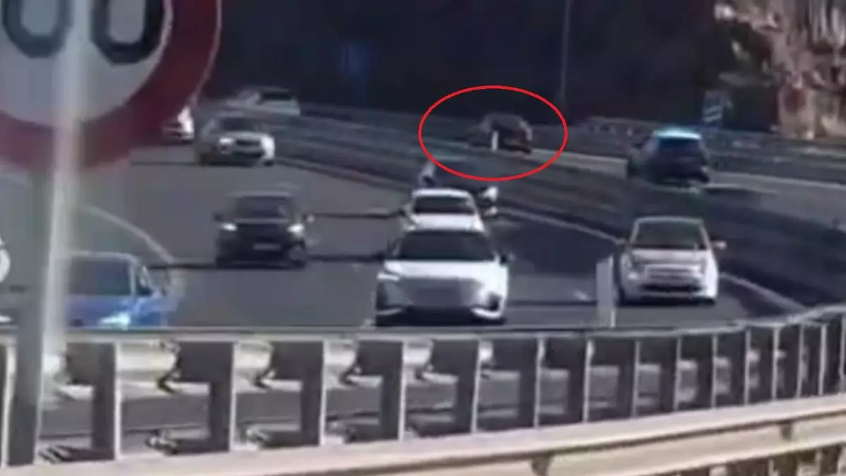 Busca a un conductor de un Volkswagen Golf fugado tras una persecución en la autopista