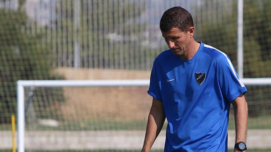 Javi Gracia, pensativo durante el entrenamiento del Málaga CF.